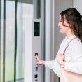 さっきテレビで「女性はエレベーターに乗るとき気を付けて」みたいに言うてたが