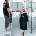 【ﾌｧﾝｻﾏﾘｨ】YOASOBI、「ユニクロ」とコラボTシャツ　Ayaseの首元まで隠す“完全防御”姿に「さすがに違和感｣