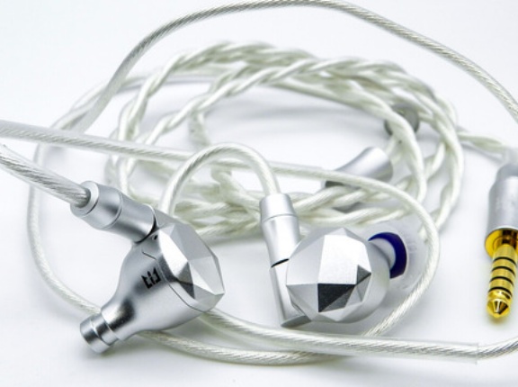 「TRI i2 KONGTONG」 独自12mm平面駆動ドライバーを搭載しシンプルかつ充実した構成でリスニングサウンドを楽しめる1万円級イヤホン【レビュー】