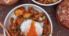 厚揚げでかさ増し！豚キムチ丼の夕飯。