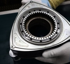 トヨタ以外の会社「将来的にはEVのみの製造へ移行します」トヨタ「V8ツインターボエンジン」