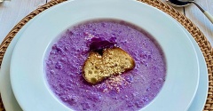 寒いので〜コンソメいらずの色鮮やかな紫の食べるスープ