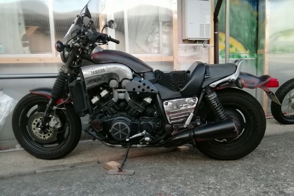 猫のラーメン屋さん、今は焼き芋屋さん、山田三毛猫 - 猫のバイクいじり