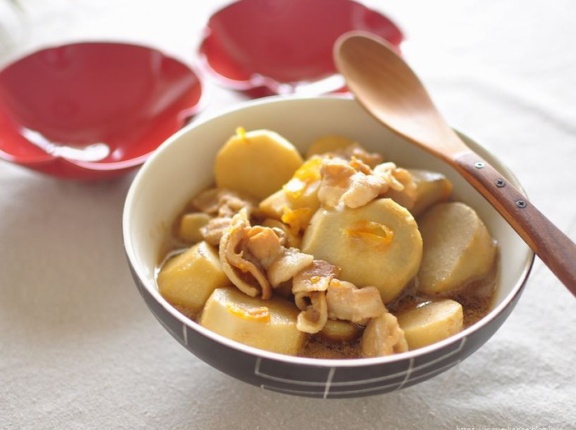 ごちそう続きで疲れたらしみじみ和食！里芋と豚バラのこっくり煮物と豚肩ロース厚切り肉のグリルで晩ごはん