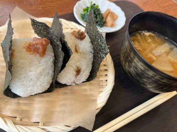 石川県金沢市安江町にオープンした『ちょうどおむすび』で『ちょうむすセット』食べてみた。