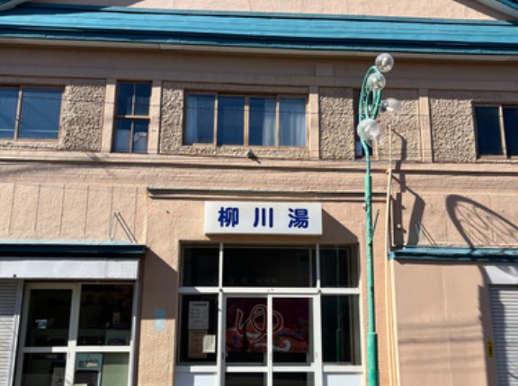 【小樽市と銭湯文化】肌寒くなってくると、温かい温泉が恋しくなります。北海道では、真冬よりも紅葉の季節に露天風呂に浸かるのが、個人的には最高に贅沢な時間のように思います。
