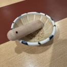 【画像】とんかつ屋で待ってる間に小さいすり鉢でごまを擦らされる謎の儀式