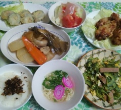 豚足煮付けと骨付き鶏の唐揚げとゴーヤ−でお昼ご飯。
