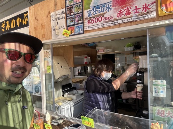 沼津港のクレミア。うまい。やっぱ海鮮食べたあとは、ソフトクリームだよね。(沼津市千本港町)