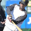 イヒネ、外野挑戦　小久保監督「1軍でショートは難しい」