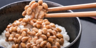 【息子が可愛すぎる】夕飯時、3歳の息子が「なっと～」と言うので、キッチンにいた妻が「自分でできるよ」とキッチンに来るよう促したら…