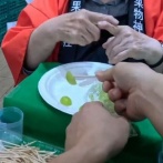 中国人が大阪で迷惑行為…店員の制止を無視して試食のシャインマスカットを全食い！