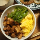 一人晩ごはんは簡単に！残り物を丼物にアレンジ。