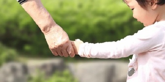 俺は真面目で、性格が似ている義理の母を尊敬しています。その義母が事故に遭い、動揺している...無事を祈るだけ。