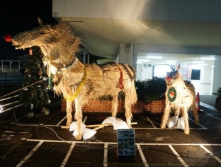 JR寝屋川公園駅前に2026年の干支「午」が登場してる！クリスマスツリーも