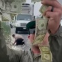 アメリカ高速道路で現金輸送車のドアが開き大量の紙幣飛散 → それを目撃したアメリカ人の行動ｗｗｗｗｗ