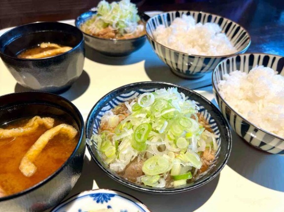 西区坂井東にオープンした『もつ煮定食専門店 越後もつひろ』で『もつ煮定食（味噌）』『もつ煮定食（醤油）』食べてみた。