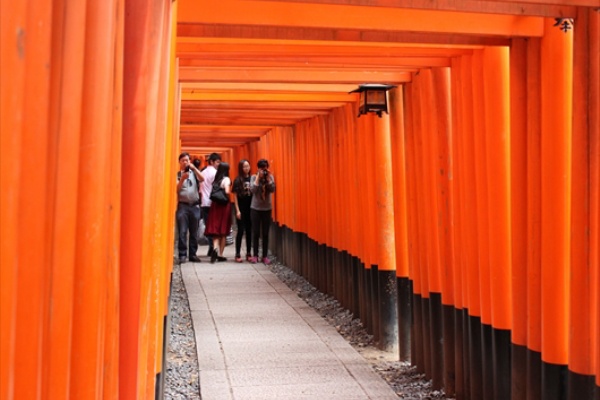伏見稲荷大社はいつも混雑だけど 千本鳥居の写真は撮りたい 京都の外に住む京都好きのブログ