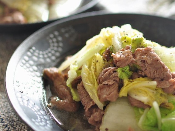 10分おかず【味付けこれだけ？塩とオリーブオイルで白菜と牛肉の重ね蒸し煮】で晩ごはん