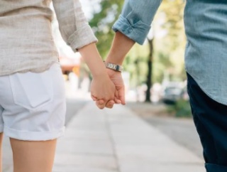 飲んだ帰り、美人上司(40)と手をつないだ。美人上司「恋人みたいね」俺「付き合いませんか？」美人上司「えっ」→結果…