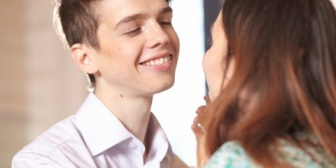 部活の飲み会で酔わされた彼女が先輩にノリでキスされてしまいました。彼女にはどういう対処をすればいいでしょうか？