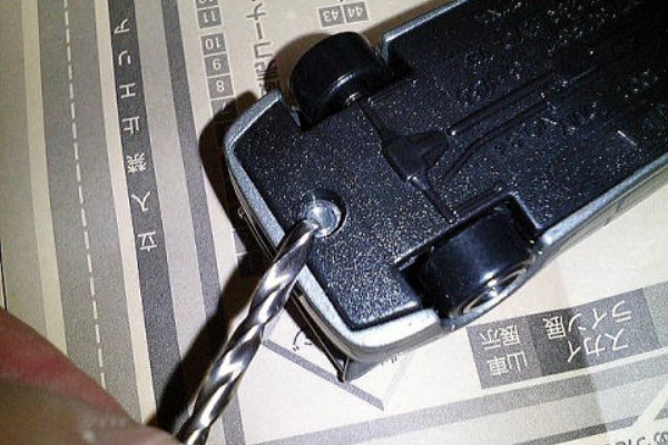 How to disassemble a miniature car and make screw fixing