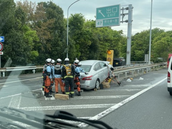 【現場の様子】#交通情報 圏央道 内回り 圏央鶴ヶ島IC付近 分岐に乗用車突っ込む事故で一部交通規制4月15日 #圏央道 #埼玉 #鶴ヶ島