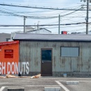 府道115号線ぞい岡本町にある建物の外観が変わってる。お店ができそう