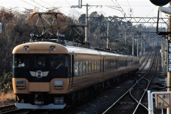 近鉄特急　鳥羽 近鉄12410系NN15編成新塗装車 雨の中の鳥羽駅8時27分発特急賢島