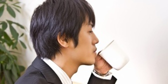 休み時間に職場の男性とよく食事に行っているんだけど、彼は自分から店員を呼ばずに私に全てさせる。最後には荷物持ちを頼まれた…