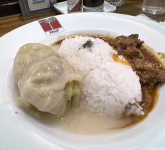 出発前に整える、極辛カレーと白いロールキャベツ〜羽田空港　アカシア〜