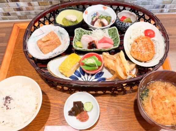 「Cafebar 花日和」の『花びより膳』など（高槻市南松原町）【たかつーグルメ】