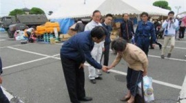 民進・安住「災害地に革靴を履いていく愚かな国会議員はいない」 → 岡田＆枝野が革靴で被災地視察していてブーメラン直撃ｗｗｗｗｗ