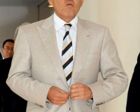 【画像】岡田監督のスーツ、色が可愛いwww