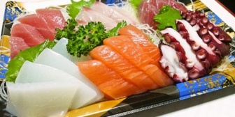 彼が上司の家に招待されたらしく手土産は何が良いか聞かれたので無難そうな食べ物のアドバイスをしたのに、彼が買ったのはスーパーのお刺身盛り合わせで…