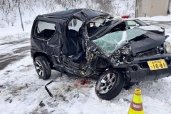 軽自動車がスリップしトラックと正面衝突　軽を運転していた26歳男性が死亡