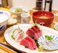 「いまがわ食堂」の『釜揚げしらすと刺身定食』（小田急マルシェ大和）【やまとぴグルメ】