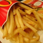 マック店員の俺、ポテトをサービスしまくる