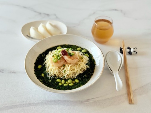 冷やし中華を使って、モロヘイヤ麺にしたお昼ごはん