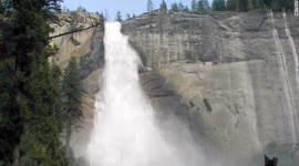 ヨセミテ国立公園の滝の上で泳いでいた若者が流され行方不明