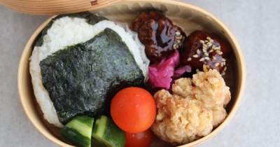 おにぎり弁当と痛い首