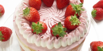 頼まれて彼女の友達の誕生日ケーキをつくった。すると彼女が「私の時のよりケーキが大きい！」と文句を言い始めて…