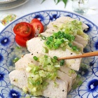 暑い日はレンジでしっとり♪鶏むね肉のネギ塩レモン！