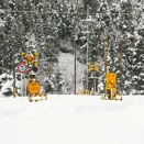 かくれんぼ遮断機隠れる雪の中