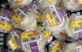 【画像】職場に値引きされたプリンを差し入れするのはアリかナシか、意見が真っ二つになる