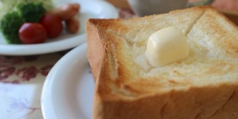 朝起きて、俺の好きなご飯が並んでて、ふと、ああ、幸せだなって思って、ポロっと愛してますって言えたんだ。そしたら嫁、ニコッと笑ってから、フッて消えちゃった…