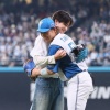日本ハム　中島健人がさわやか始球式「全力投球できた」ファン公言の捕手役・田宮と熱いハグ＆トーク　司会者も気遣うほど