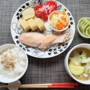 旬の生鮭とだし巻き卵の、朝ごはん。