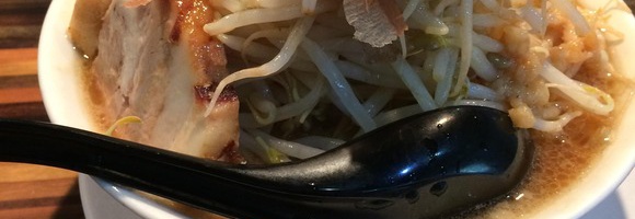 二郎系ラーメン行く時の独りで戦いに行く感は異常wwwww