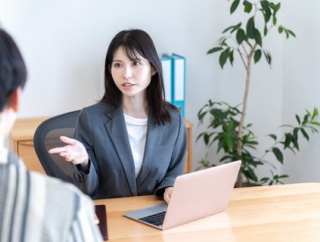  ババア先輩(31)「ねぇ、部屋に来ない？内緒の話聞かせてあげる♡」ワイ(25)「ヒエッ･･･････」→